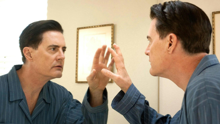 Dougie Jones davanti allo specchio in Twin Peaks The Return